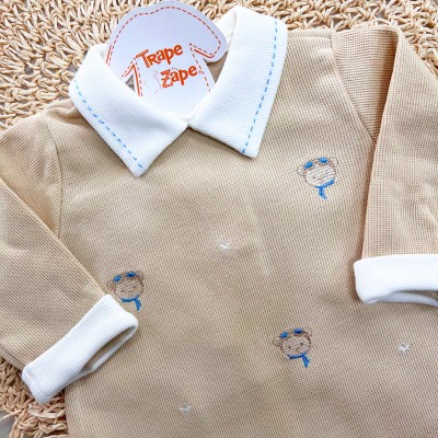  Macacão Tricotil (Tricot 100% Algodão) com Gola e Bordado - Ursinho Aviador - Areia e Azul Jeans